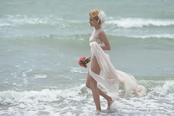 Sensuale bella sposa sulla spiaggia — Foto Stock