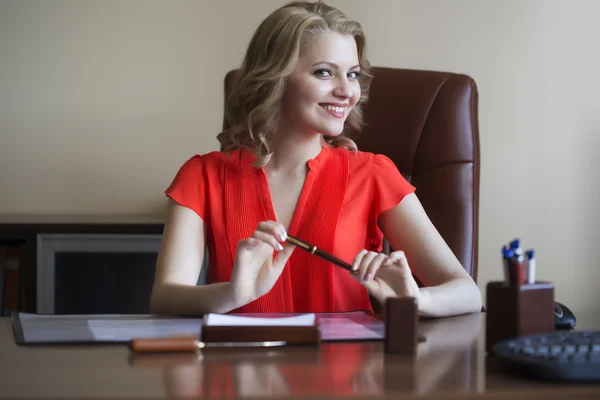 Young business woman in chair — Stockfoto