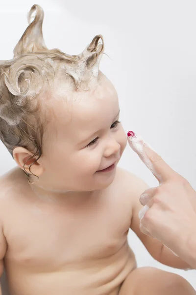 Малыш в ванной и маминой руке — стоковое фото