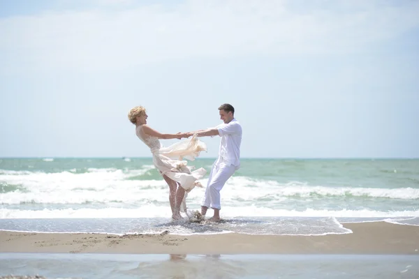 Hermosa pareja de boda en la playa — Foto de Stock