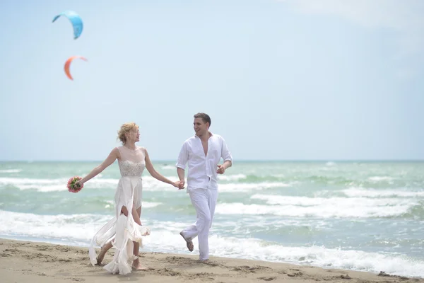 Couple de mariage tendre sur la plage — Photo