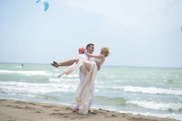 Casal de casamento sorridente na praia — Fotografia de Stock