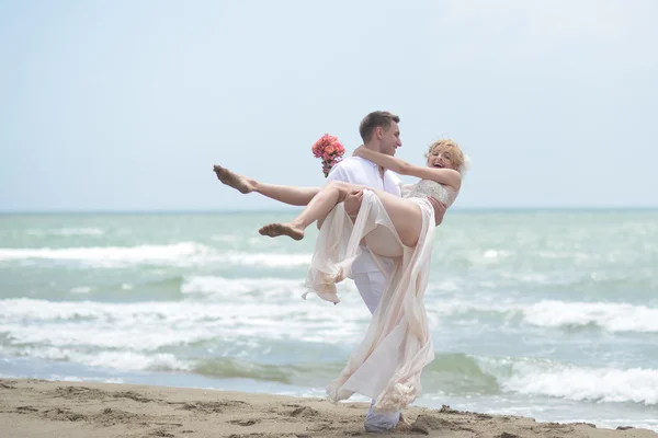Feliz par de casamento na praia — Fotografia de Stock
