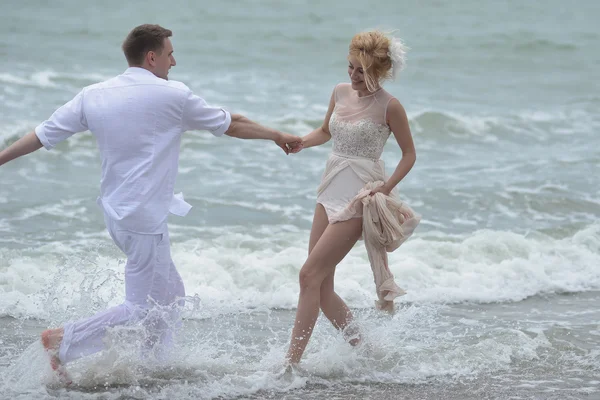 Belle paire de mariage sur la plage — Photo