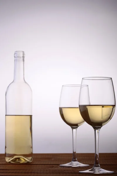 ボトル、グラスの白ワイン — ストック写真