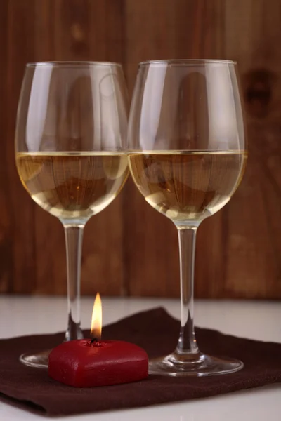 Dos copas de vino y luz de las velas — Foto de Stock