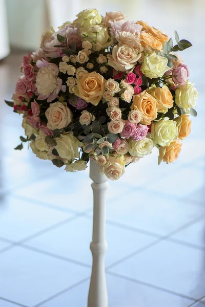 Decoratieve boeket van bloemen — Stockfoto