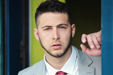 çekici bir adam portresi