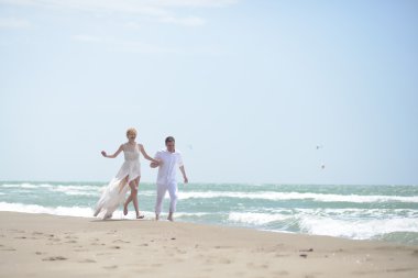 Genç evlilik çift sahilde