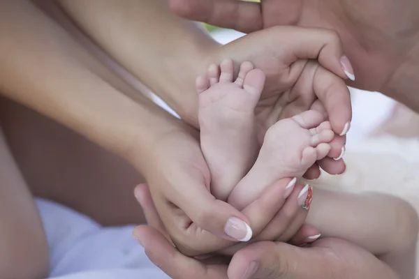 맨발을 들고 부모님의 행복 한 가족 — 스톡 사진