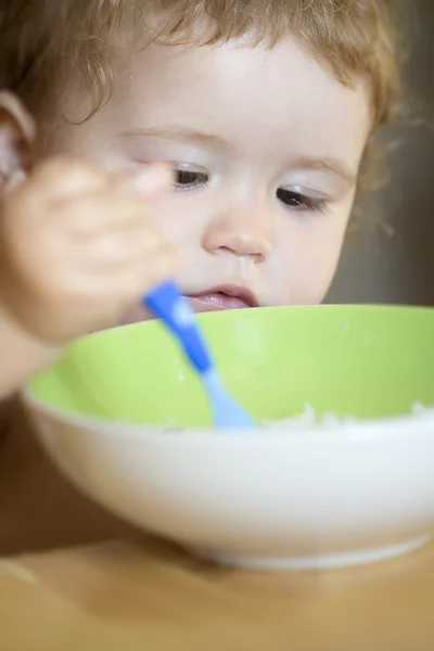 Portrait d'enfant masculin mignon mangeant — Photo