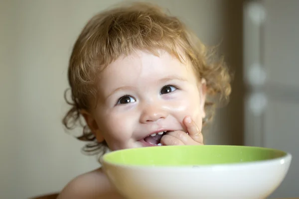 Yemek küçük bebek çocuk portresi — Stok fotoğraf