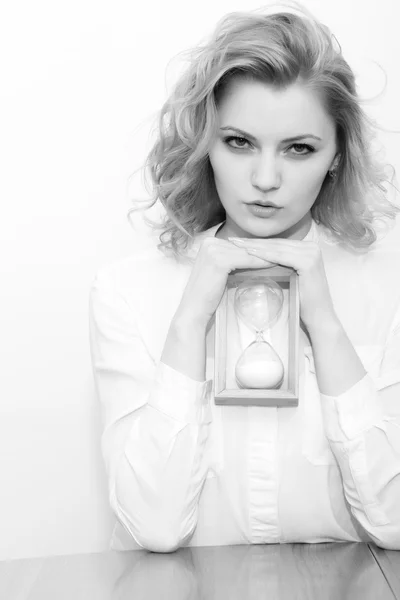 Femme pensive avec verre de sable — Photo