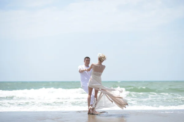 Bonita pareja de boda en la playa — Foto de Stock