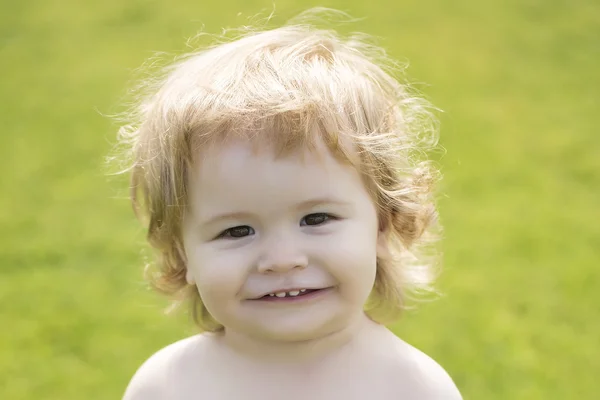 Retrato de niño feliz —  Fotos de Stock