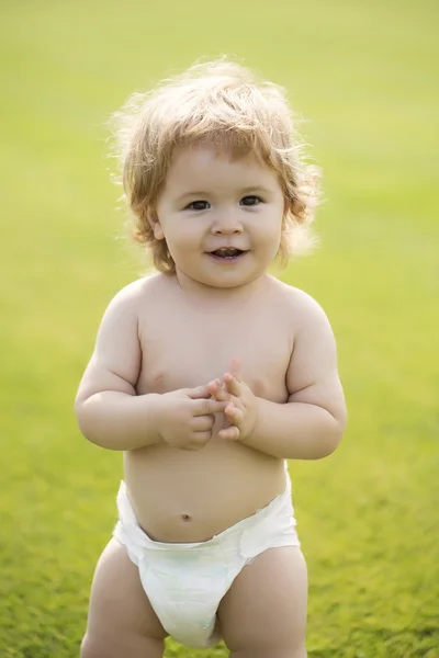 Aantrekkelijke jongen op groen gras — Stockfoto