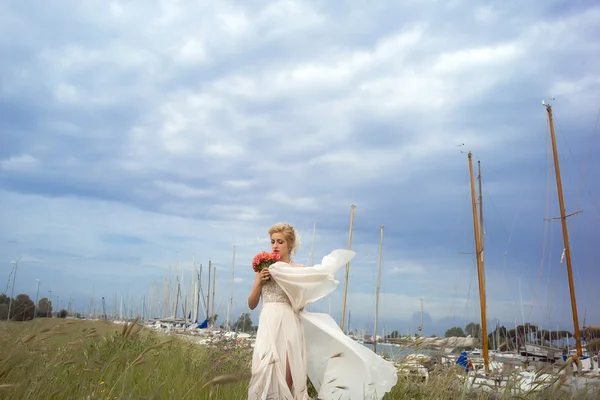 Sensory bride in yacht club — Stockfoto