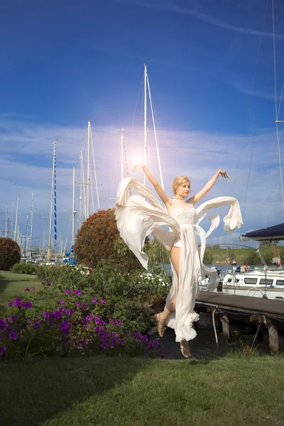 Jolie mariée dans le yacht club — Photo