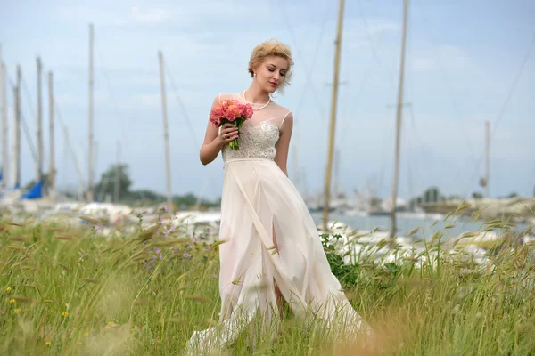 Bride with bunch in yacht club — Stock Photo, Image