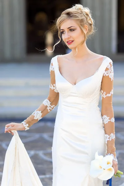 Bonita novia en vestido blanco — Foto de Stock