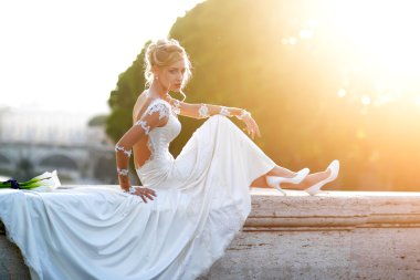 Güzel gelin köprüde oturma