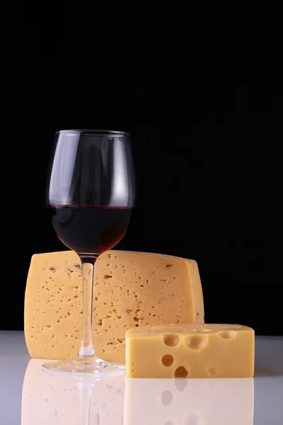 Två sorters ost och ett glas vin — Stockfoto