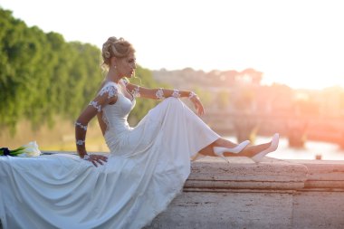 Güzel gelin köprüde oturma