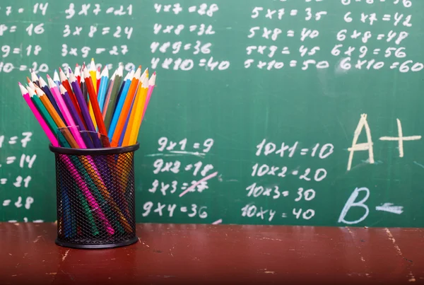 Színes ceruzák, piros sárga narancs lila lila rózsaszín, zöld és kék helyhez kötött kupa — Stock Fotó
