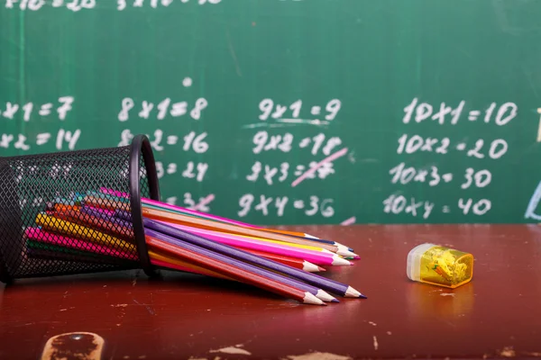 Crayons colorés de rouge jaune orange violet violet rose vert et bleu dans une tasse stationnaire — Photo