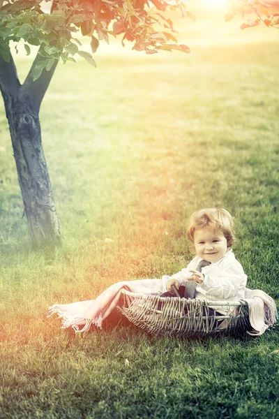 Bambino in cesto culla all'aperto — Foto Stock