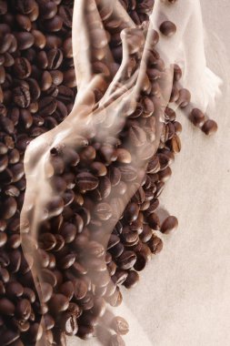 Kahve çekirdekleri doku ile çıplak kız