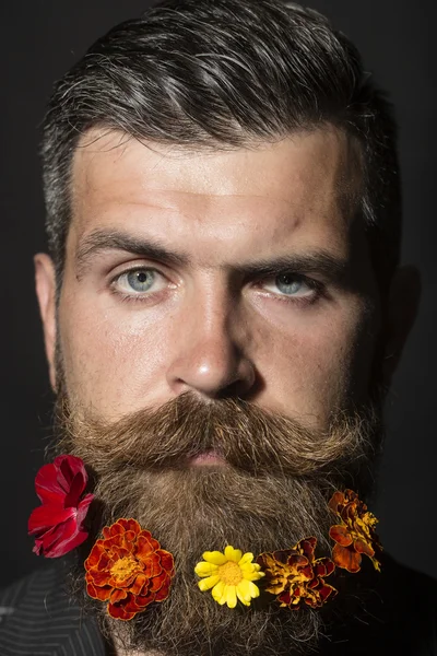 Man met bloemen — Stockfoto