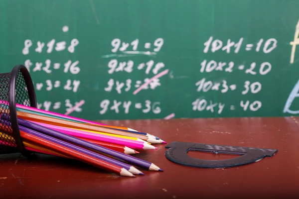 Crayons colorés de rouge jaune orange violet violet rose vert et bleu dans une tasse stationnaire — Photo