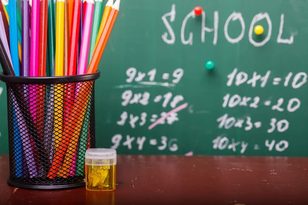 Crayons colorés de rouge jaune orange violet violet rose vert et bleu dans une tasse stationnaire — Photo