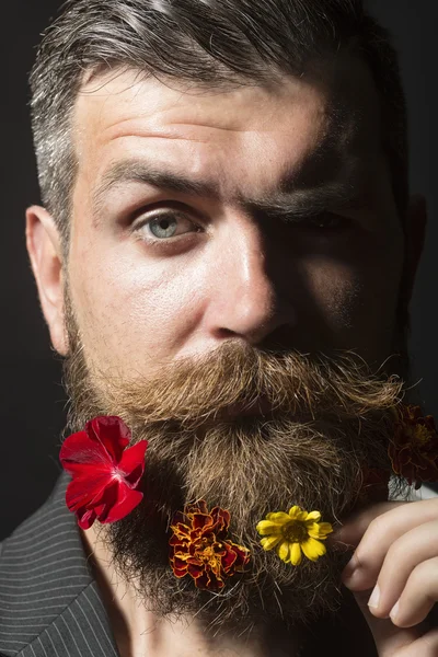 Man met flowerbed op gezicht — Stockfoto