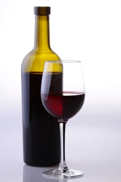 Φιάλη και ποτήρι κρασί — Φωτογραφία Αρχείου