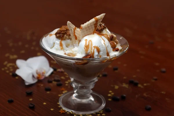 Helado de vainilla con nueces — Foto de Stock