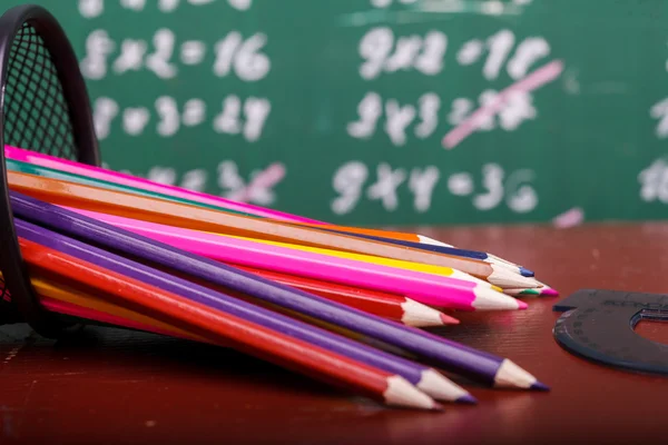 Crayons colorés de rouge jaune orange violet violet rose vert et bleu dans une tasse stationnaire — Photo