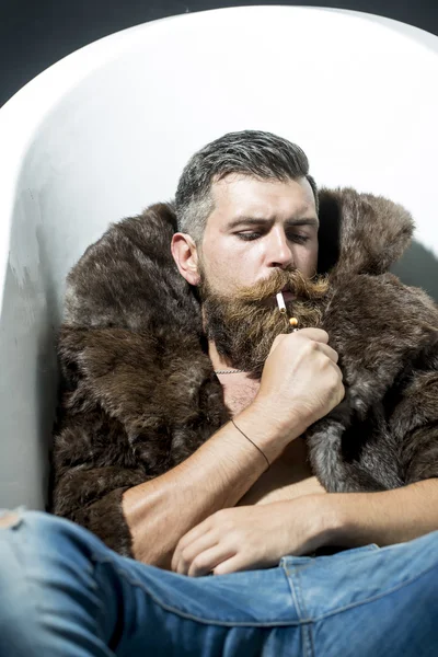 Man smoking in bath — Stock Photo, Image