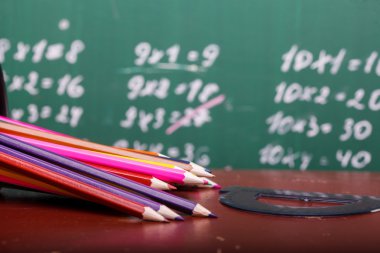 Kırmızı Sarı Turuncu menekşe mor pembe yeşil ve mavi sabit Kupası'nda renkli kalemler