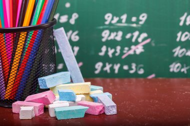 Kırmızı Sarı Turuncu menekşe mor pembe yeşil ve mavi sabit Kupası'nda renkli kalemler