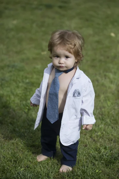 Stylischer Babyboy im aufgeknöpften Hemd — Stockfoto