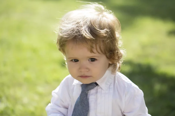 Маленький мальчик в рубашке — стоковое фото