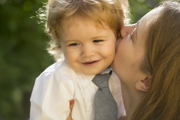 Mother kissing bay boy — Stock Photo, Image