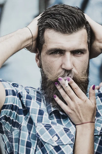 Portrait of smoking man outdoor — Stockfoto