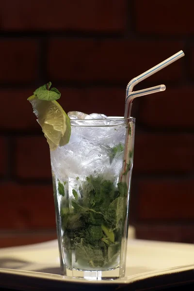 Cold alcoholic mojito — Stock Photo, Image