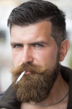 Tıraşsız adam Sigara