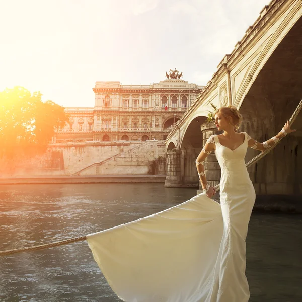 Beautiful bride near Corte di Cassazione — Stockfoto