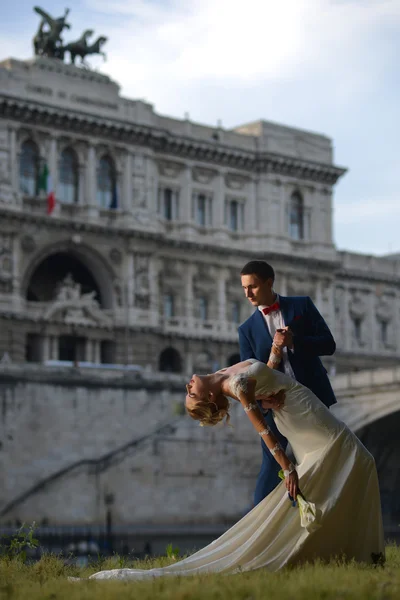 Pareja de boda en Corte di Cassazione Italia Roma — Foto de Stock