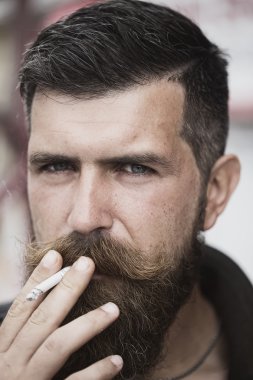 Tıraşsız adam Sigara
